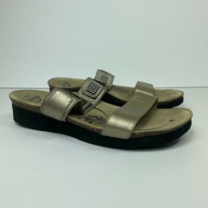 Abeo Womens Metallic Gold Medallion Casual Sandals